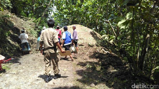 Batu berukuran besar longsor di Sleman
