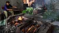Pekerja mengarang daun pisang untuk cetakan kue keranjang.