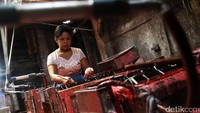 Menjelang hari raya Imlek, pabrik lilin rumahan ini dapat memproduksi sebanyak 2.000 lilin atau naik 300% dari hari biasa.