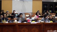 Para pimpinan KPK seperti (Ki-ka) Alexander Marwata, Laode M Syarif, Agus Rahardjo, Basaria Panjaitan, dan Saut Situmorang hadir dalam rapat tersebut.