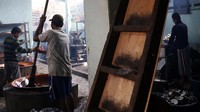 Meningkatnya permintaan kue membuat perajin menolak pembelian langsung karena harus melayani pemesanan.