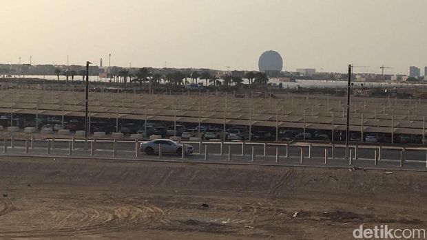 Panel surya di lahan yang luas.