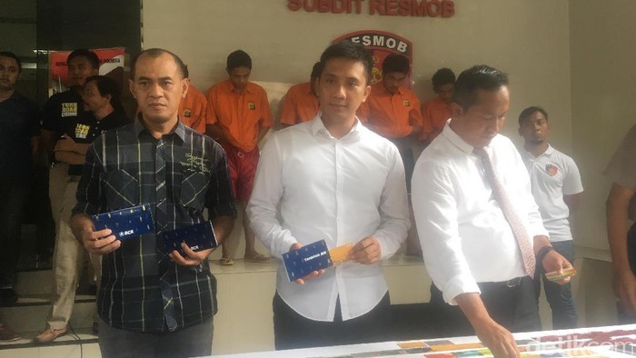 Komplotan Ini Tipu Wanita yang Berduka Lewat Obituari