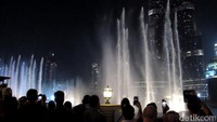 Ditambah 25 proyektor yang menerangi tiap gerakan air di udara, pertunjukan ini makin istimewa. Jumlah lampunya juga tak kira-kira, sampai 6.000 lampu dinyalakan saat air mulai menari (Afif/detikTravel)