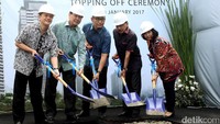 Presiden Direktur Wilsor Group, Ali Munanda Soedarsono (tengah) bersama jajaran komisaris dan direktur Wilsor Group, Herman Soedarsono, Aziz Mochdar, Anna Erlina dan Tjahja Tjugiarto berbincang usai melakukan prosesi Topping Off LaVie All Suites Apartemen di Jakarta, Rabu (18/01/2017).