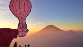 Siapa pun yang mengunjungi akun Instagram @doodledeux akan terkesan melihat foto-fotonya. Cerita si Abang dan Neng dibuat dengan sangat niat dengan cara yang kreatif.  Foto: Instagram @doodledeux/Teks: Rachmatunnisa