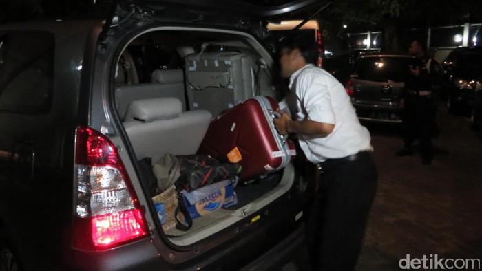 KPK Amankan Satu Koper yang Diduga Hasil Penggeledahan