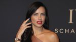 Dua Busana Adriana Lima, Lebih Suka Mana?