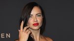 Dua Busana Adriana Lima, Lebih Suka Mana?