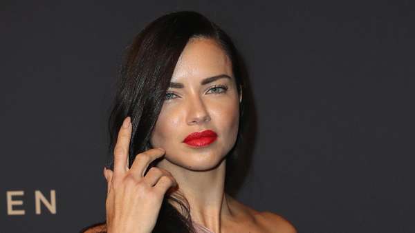 Dua Busana Adriana Lima, Lebih Suka Mana? Dua Busana Adriana Lima, Lebih Suka Mana?