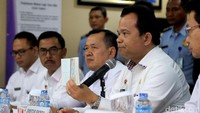 Sejumlah barang bukti dan pelaku turut ditunjukan ke wartawan.
