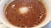 Glutinous Rice Ball and Red Bean Soup memakai paduan sejenis mochi kenyal dan kuah kacang merah. Sagu mutiara melengkapi dessert ini.