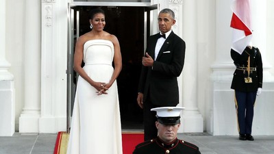 Foto: Gaya Anggun Michelle Obama Pamer Bahu Atletis