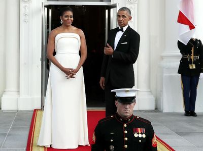 Foto: Gaya Anggun Michelle Obama Pamer Bahu Atletis