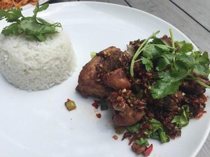 Di Plate by Plate Bisa Cicip Ayam Goreng Bumbu Rempah yang Sedap