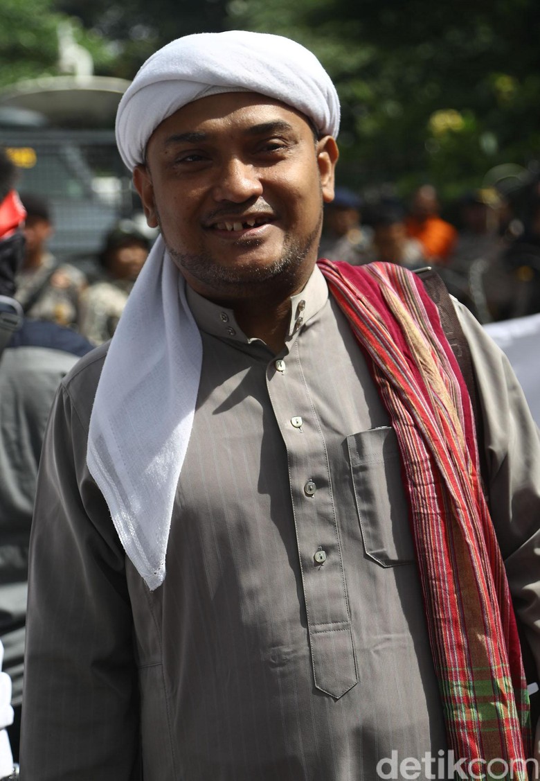 Novel Bamukmin: Mau Masuk Surga? Pinta ke Allah, Rasul, Prabowo-Sandi Novel Bamukmin: Mau Masuk Surga? Pinta ke Allah, Rasul, Prabowo-Sandi