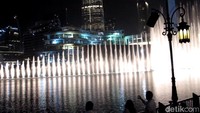 Dubai Fountai berlangsung setiap hari, dengan dua pertunjukan di siang dan malam. Setiap hari kecuali hari Jumat, pertunjukan di siang hari dimulai pukul 13.00 dan 13.30. Sedangkan di pertunjukan siang hari di hari Jumat, pada pukul 13.30 dan 14.00 (Afif/detikTravel)