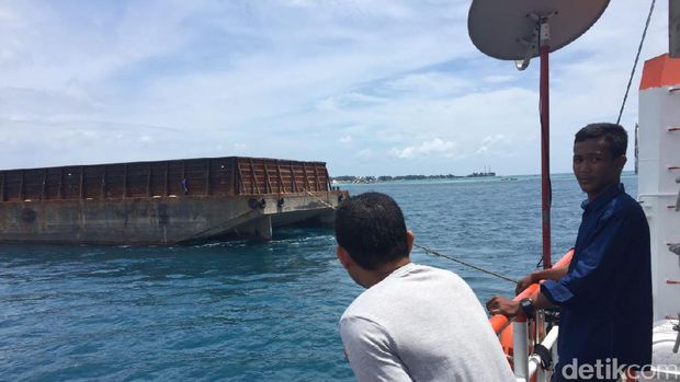 Kapal Tongkang yang Kandas di Kepulauan Seribu sudah Dievakuasi