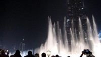 Untuk malam hari, setiap harinya pertunjukan akan berlangsung dari pukul 18.00 sampai 23.00 setiap 30 menit. Para turis saat pertunjukan air mancurnya dimulai, akan memadati pinggiran kolamnya (Afif/detikTravel)