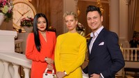 Di acara selanjutnya mereka tampil Titi tampil colorfull dengan dress berwarna oranye saat berpose bersama supermodel Karolina Kurkova. Harold Cunningham/Getty Images for IWC/detikFoto.