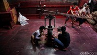 Dupa produksi rumahan ini masih menggunakan alat-alat sederhana.