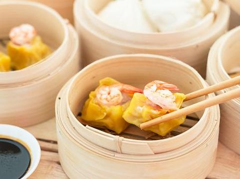  Nyam! Enaknya Malam Ini Bersantai Ditemani Dimsum Gurih dan Manis