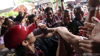 Saat tiba dilokasi, beberapa payung disodori oleh para pendukung untuk memayungi sang cawagub dari PDI Perjuangan.