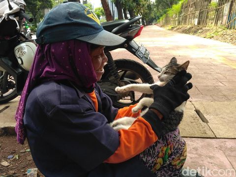 Cerita Nenek Tinah Eks 'Pasukan Oranye' Lontang-lantung di Senayan