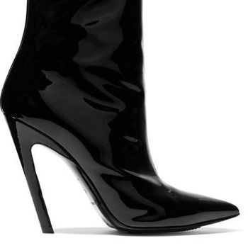 5 Pilihan Sepatu Edgy Seperti Dipakai Rihanna Hingga Gigi Hadid