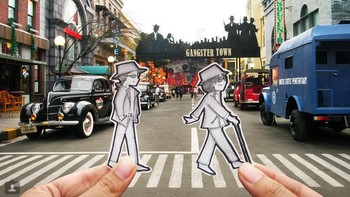 Demi sebuah foto terbaik, mereka harus menjepret berkali-kali. Seraya bercanda, Felicia mengaku untuk mengambil satu foto saja tangannya bisa pegal memegangi doodle. Foto: Instagram @doodledeux/Teks: Rachmatunnisa