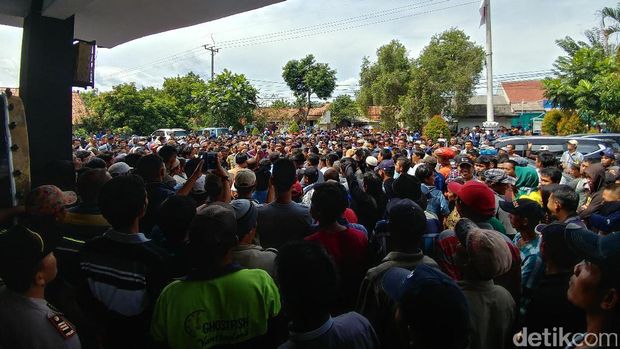 Massa Petani Keramba Geruduk Kantor Kecamatan Jatiluhur
