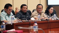 Rapat kerja tersebut dipimpinan oleh Ketua Komisi IV, Eddy Prabowo (kedua kanan) dan didampingi wakilnya Titiek Soehato, Herman Khaeron dan Daniel Johan.