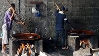 Pekerja menyelesaikan pembuatan kue dodol di sentra pembuatan kue milik Nyonya Lauw, Tanggerang, Banten, Rabu (18/01/2017).