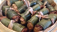 Hidangan nasi tampil unik dalam Steamed Bamboo Leaf with Fried Glutinous Rice. Beras ketan yang lengket dibungkus dengan daun bambu. Rasanya sedikit manis. 
