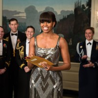 Gaun bergaya art-deco karya Naeem Khan jadi pilihan Michelle Obama saat mengumumkan pemenang Best Picture di ajang Oscars 2013. (Foto: Getty Images)