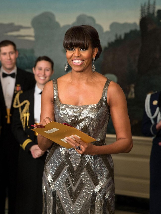 Gaun bergaya art-deco karya Naeem Khan jadi pilihan Michelle Obama saat mengumumkan pemenang Best Picture di ajang Oscars 2013. (Foto: Getty Images)