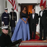 Gaun Vera Wang membungkus tubuh Michelle Obama saat menyambut Presiden Prancis Francois Hollande. (Foto: Getty Images)