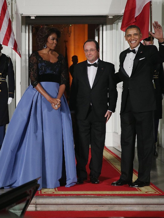 Gaun Vera Wang membungkus tubuh Michelle Obama saat menyambut Presiden Prancis Francois Hollande. (Foto: Getty Images)