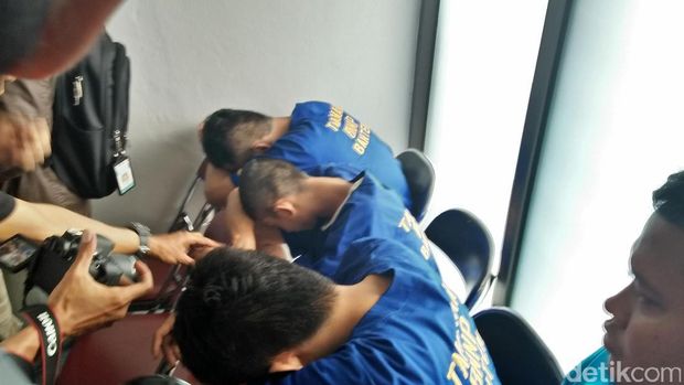 Tiga tersangka dihadirkan dalam pemusnahan