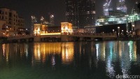 Tempat menonton Dubai Fountain adalah di Souk Al Bahar. Kawasan outdoor yang masih masuk bagian Dubai Mall dan punya kolam luas (tempat berlangsungnya Dubai Fountain). Lokasinya berada persis di kaki Burj Khalifa (Afif/detikTravel)