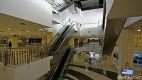 Suasana bagian dalam terminal juga terlihat sangat modern.