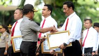 Kapolri Jenderal Tito Karnavian memberikan penghargaan kepada anggota Polda Metro Jaya dan jajarannya yang berhasil mengungkap kasus perampokan sadis di Pulomas.