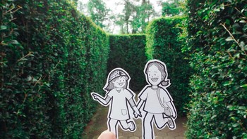 Pasangan romantis yang hobi traveling ini menggunakan karakter Abang dan Neng untuk menceritakan keseharian dan petualangan mereka dengan cara yang beda dan seru. Foto: Instagram @doodledeux/Teks: Rachmatunnisa