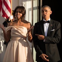 Michelle Obama memamerkan bahunya yang atletis dengan gaun berwarna nude. (Foto: Getty Images)