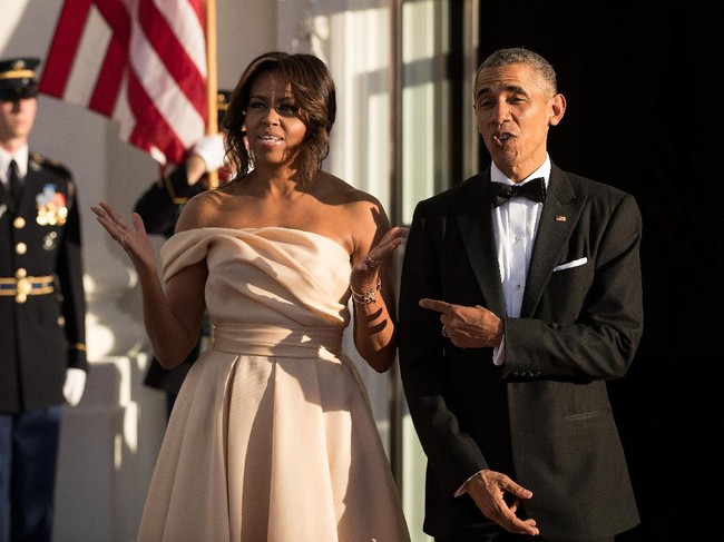 Michelle Obama memamerkan bahunya yang atletis dengan gaun berwarna nude. (Foto: Getty Images)