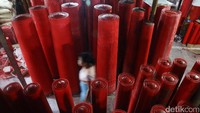 Tahun baru Imlek 2017 akan digelar pada hari Sabtu, 28 Januari. Berbagai persiapan mulai terasa, salah satunya produksi lilin.