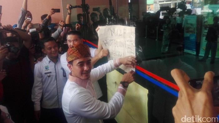 Segel Hotel yang Sempat Pasang Pohon Natal Berlafaz Allah Dibuka