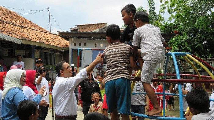 Blusukan ke Jakbar, Anies Janjikan Pusat Belajar dan Bermain Anak