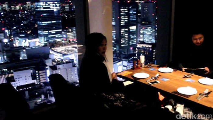 Santai Sambil Melihat Suasana Malam Tokyo dari Ketinggian