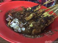 Sate Klopo Bu Asih: Empuk Gurih Sate Sapi Klopo yang 